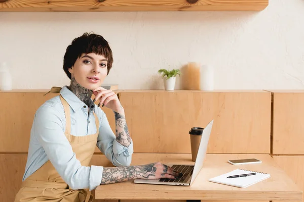 Smiling Waitress Using Laptop While Sitting Table Looking Camera — Stock Photo, Image