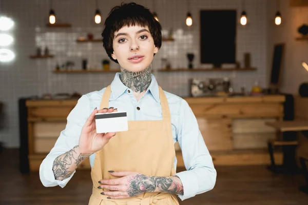 Attractive Waitress Apron Holding Credit Card Looking Camera — Stock Photo, Image