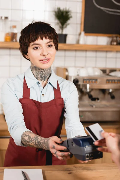 Lächelnde Kassiererin Hält Zahlungsterminal Der Nähe Des Käufers Mit Kreditkarte — Stockfoto