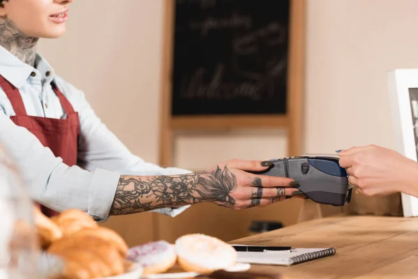 Partial View Cashier Holding Payment Terminal Customer — Stock Photo, Image