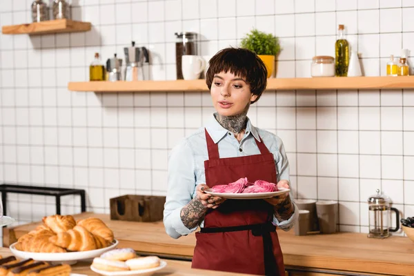 Beautiful Barista Holding Dish Tasty Cookies While Standing Bar Counter — Stock Photo, Image