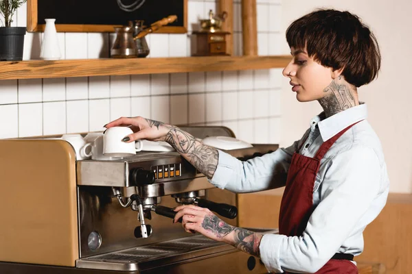Pretty Tattooed Barista Preparing Coffee Coffee Machine — Stock Photo, Image