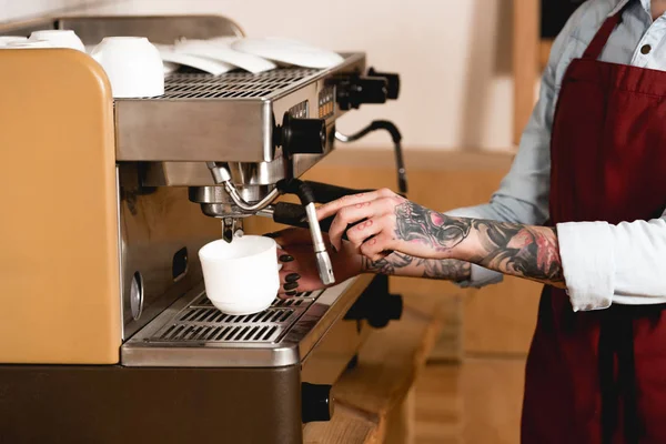 在咖啡机上准备咖啡的纹身咖啡师的部分看法 — 图库照片