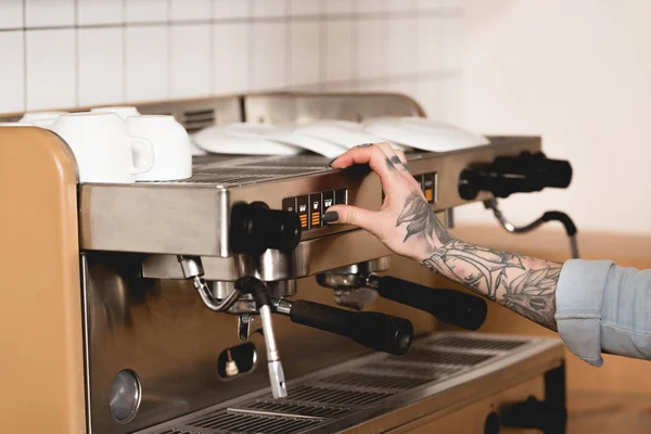 裁剪视图纹身咖啡师准备咖啡浓缩咖啡机 — 图库照片