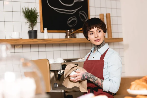 Selective Focus Pretty Barista Wiping Cup While Standing Espresso Machine — Stock Photo, Image