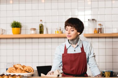 önlük bar counter bez ile silerek, çekici, dövmeli barista