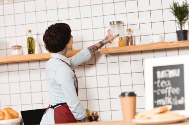 ahşap raf kafede cam kavanoz alarak barista