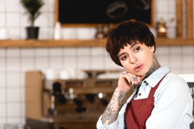 el yüz yakın tutarak ve uzak arıyorum güzel, rüya gibi barista seçici odak 