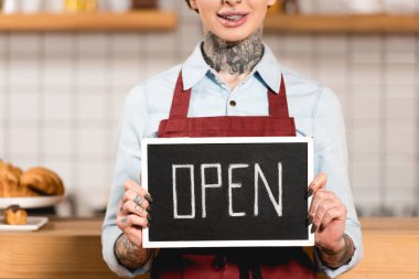 barista tabela ile tutarak kısmi görünümünü açmak yazıt kahve dükkanında