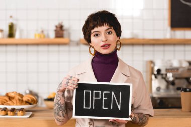 güzel işkadını açık yazı ve kameraya bakarak ile tabela holding