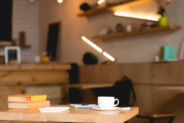 seçici odak kitap ve kafeterya kahve Kupası ile ahşap tablo