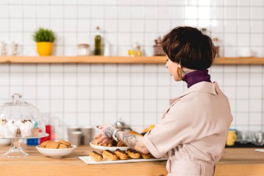 trendy işkadını sayacı kafeterya, bar yemekleri hamur işleri ile yerleştirme