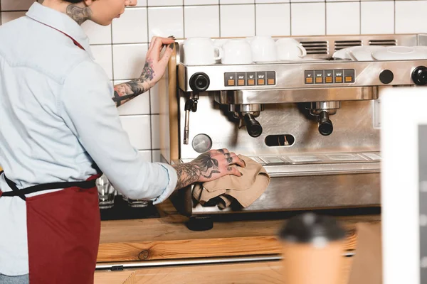 Barista Kahve Dükkanında Espresso Makinesi Bez Ile Silerek Kısmi Görünümünü — Stok fotoğraf