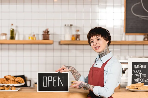 Barista Sonriente Sosteniendo Letrero Con Inscripción Abierta Mirando Cámara — Foto de Stock