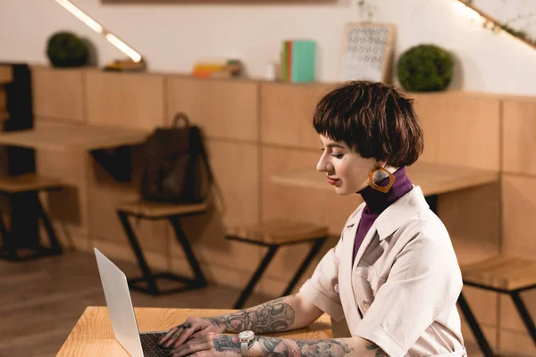 Atractiva Mujer Negocios Usando Ordenador Portátil Mientras Está Sentado Mesa — Foto de Stock