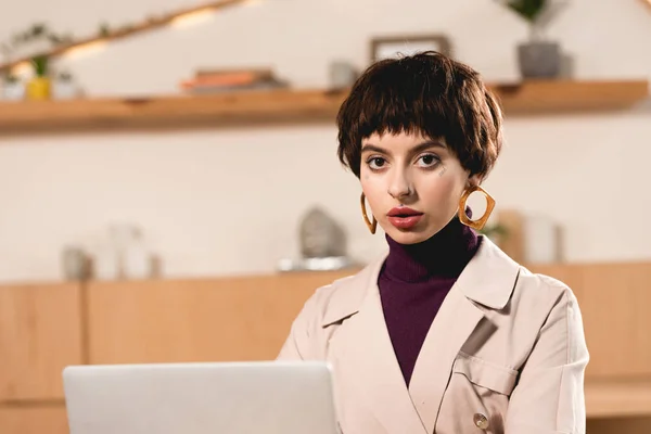 Beautiful Businesswoman Looking Camera While Sitting Cafeteria — Stock Photo, Image