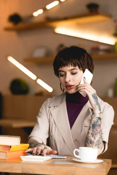 Hermosa Mujer Negocios Hablando Teléfono Inteligente Mientras Está Sentado Cafetería — Foto de Stock