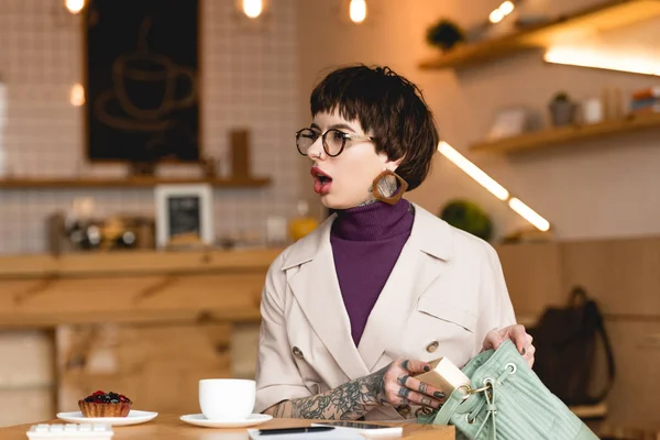 Hübsche Geschäftsfrau Mit Brille Steckt Buch Tasche Während Sie Der — Stockfoto