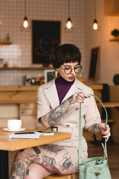 Mulher Negócios Moda Atraente Óculos Segurando Saco Enquanto Sentado Café — Fotografia de Stock