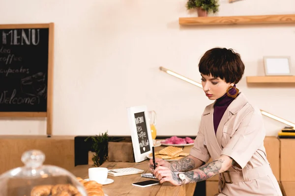 Atractiva Mujer Negocios Sentada Mostrador Del Bar Escritura Cuaderno — Foto de Stock