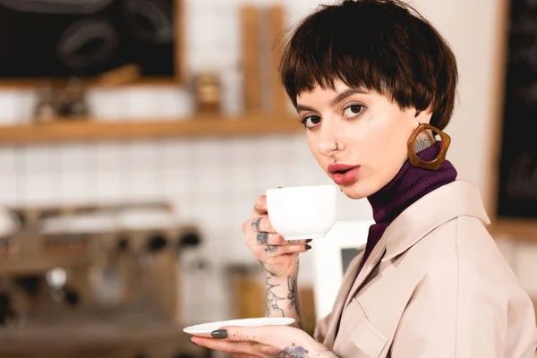 Pretty Businesswoman Drinking Coffee Looking Camera Coffee Shop — Stock Photo, Image