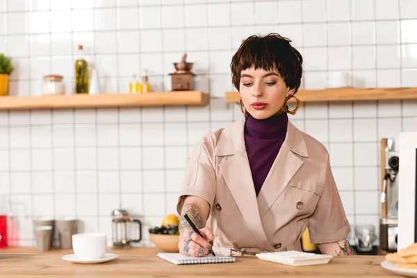 Pretty Concentrated Businesswoman Writing Notebook While Standing Bar Counter — Stock Photo, Image