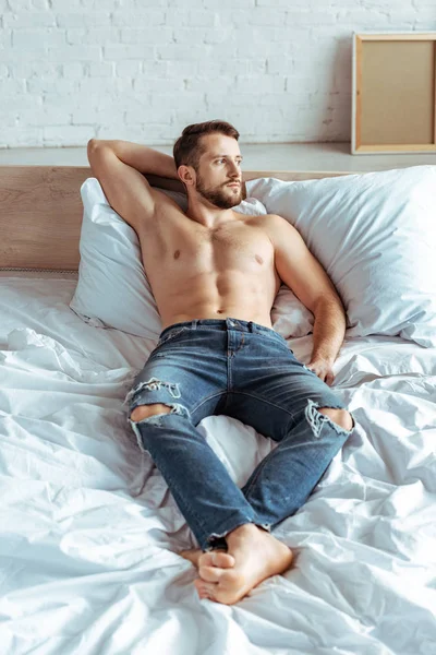 Knappe Gespierde Man Liggend Bed Weg Kijken Slaapkamer — Stockfoto