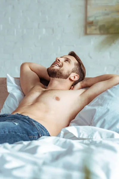 Good Looking Muscular Man Lying Bed Looking Bedroom — Stock Photo, Image
