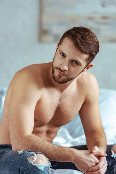 Hombre Guapo Musculoso Jeans Sentado Mirando Cámara Dormitorio —  Fotos de Stock