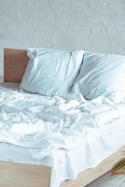 Ahşap Rahat Yatak Yastık Battaniye Yatak Odasında Yaprak Ile — Stok fotoğraf
