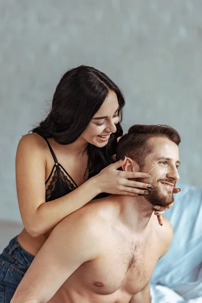 Mujer Atractiva Hombre Guapo Sin Camisa Abrazando Sonriendo Dormitorio —  Fotos de Stock