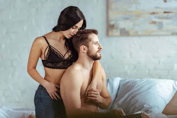 Aantrekkelijke Vrouw Beha Shirtless Knappe Gespierde Man Knuffelen Slaapkamer — Stockfoto