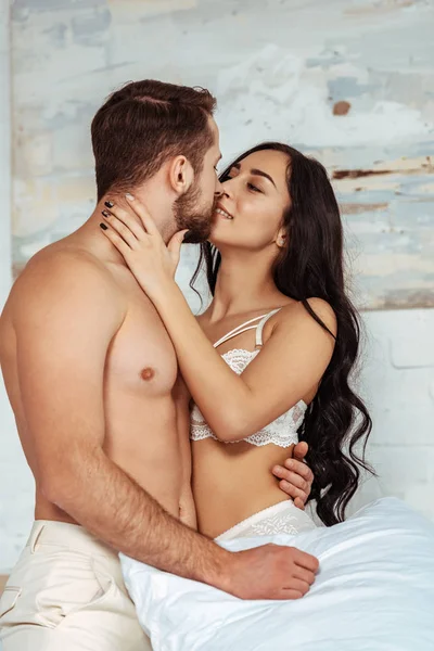 Musculoso Guapo Hombre Besar Hermosa Mujer Sujetador Encaje Dormitorio — Foto de Stock