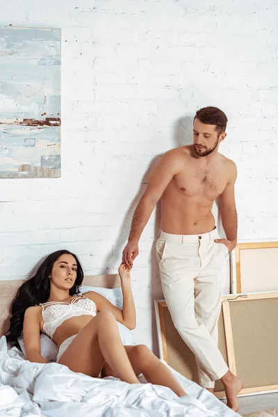 Hombre Musculoso Guapo Pantalones Tomados Mano Con Hermosa Mujer Sujetador — Foto de Stock