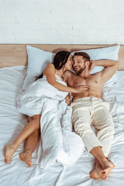 Hombre Guapo Sonriente Abrazándose Con Hermosa Mujer Dormitorio — Foto de Stock