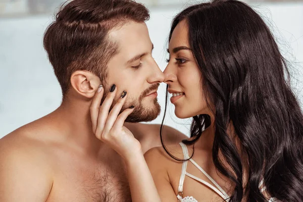 Aantrekkelijke Vrouw Knuffelen Knappe Sexy Man Slaapkamer — Stockfoto