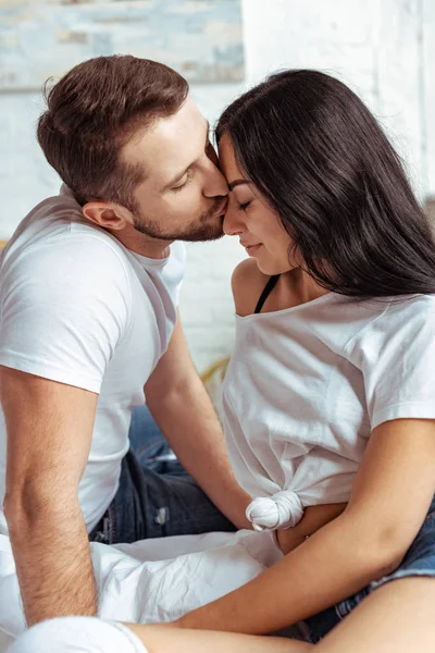 Knappe Man Kussen Mooi Brunette Vrouw Slaapkamer — Stockfoto