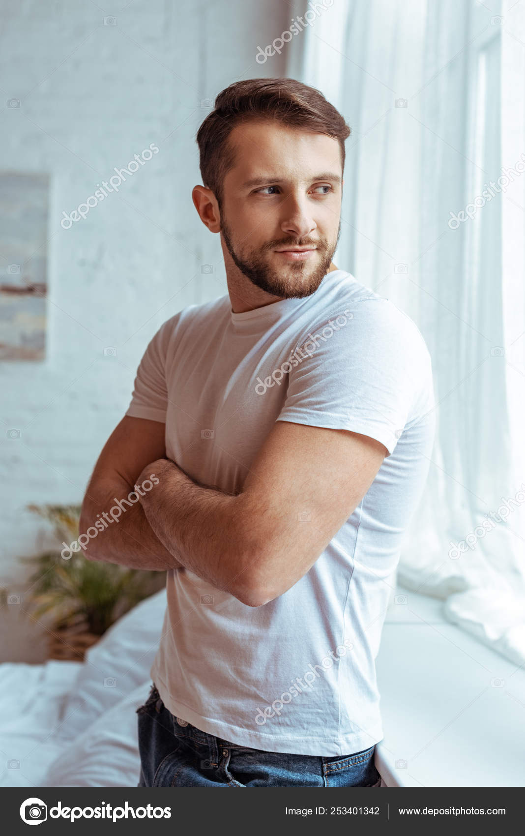 Hombre Guapo Con Brazos Cruzados Camiseta Blanca Mirando Hacia Otro — Foto  de stock #253401342 © IgorVetushko, image size:1068x1700