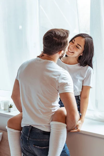 Mann Weißen Shirt Umarmt Schöne Und Lächelnde Frau Schlafzimmer — Stockfoto