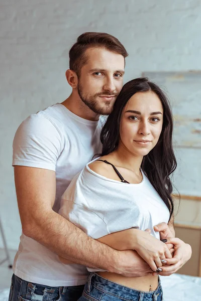 Bell Uomo Che Abbraccia Bella Bruna Donna Shirt Guardando Macchina — Foto Stock