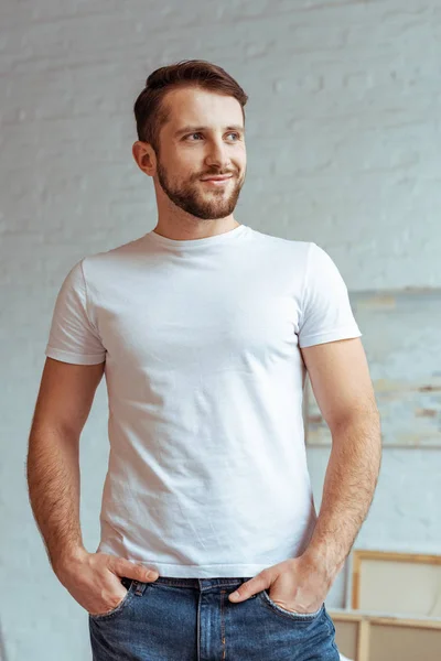 Hombre Guapo Camiseta Blanca Con Las Manos Los Bolsillos Mirando — Foto de Stock