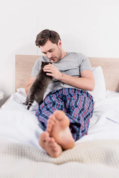 Foco Seletivo Homem Bonito Camisa Xadrez Deitado Cama Com Guaxinim — Fotografia de Stock