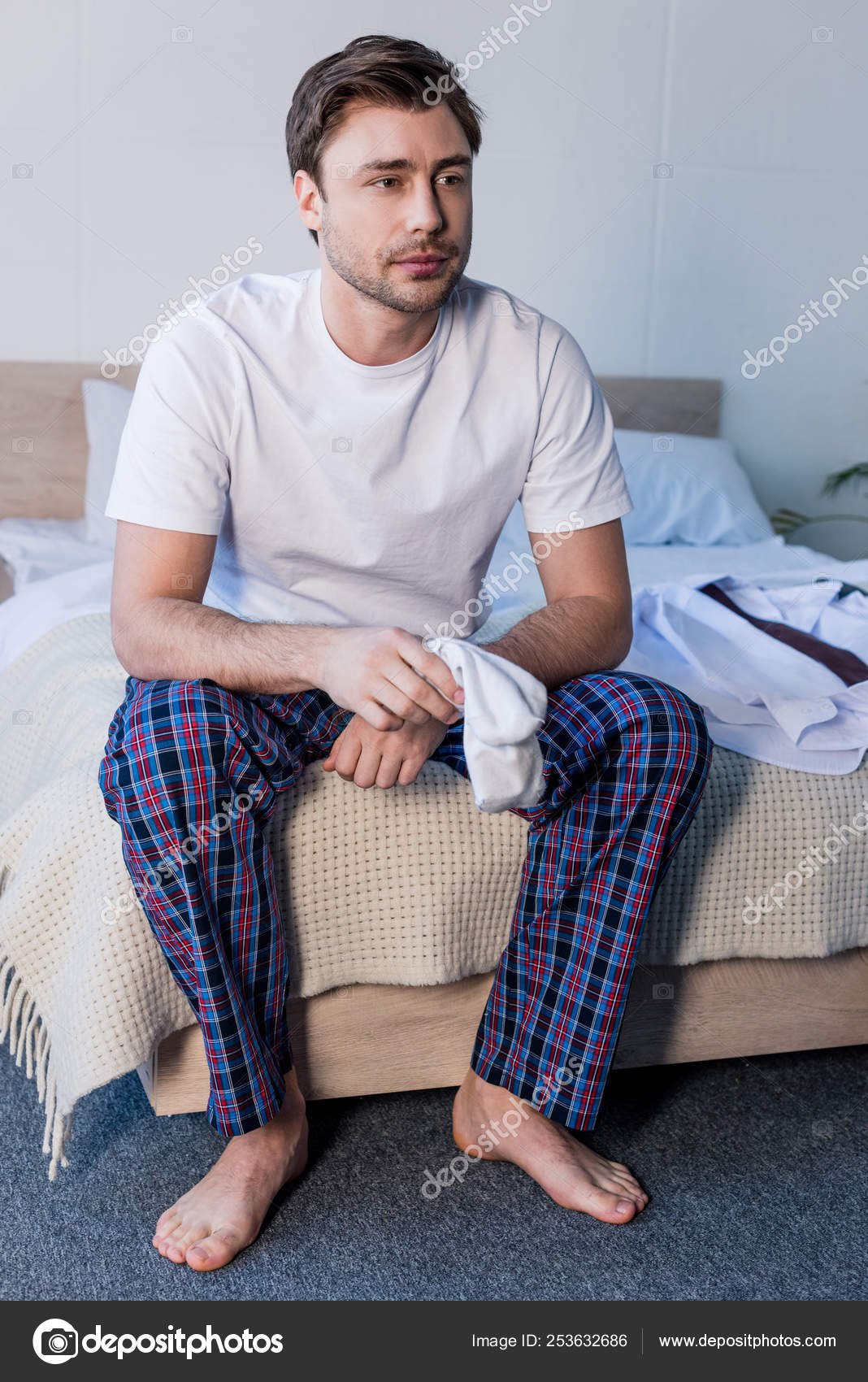 Somnoliento Hombre Descalzo Sentado Ropa Cama Sosteniendo Calcetines  Blancos: fotografía de stock © IgorVetushko #253632686
