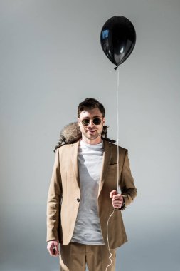 omuz tutarak hava balonu üzerinde komik rakun ile neşeli adam ve gri kamera bakıyor