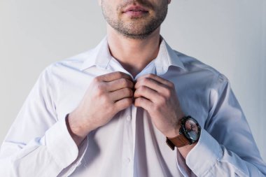 beyaz gömlek koyarak emin yakışıklı adam kısmi görünümü 