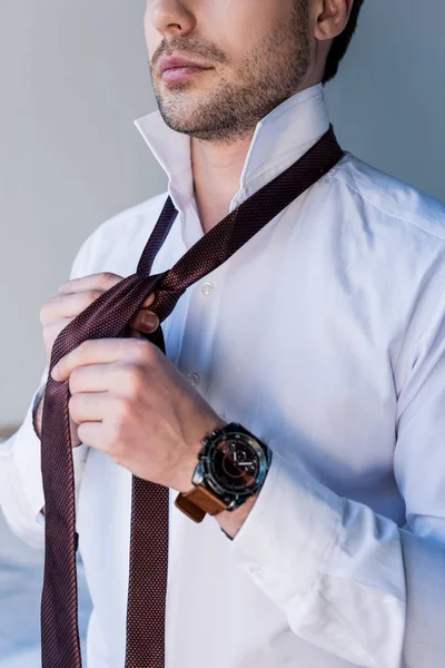 Corte Vista Homem Confiante Camisa Branca Colocando Gravata — Fotografia de Stock