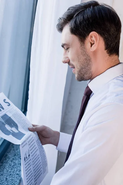 Hombre Sonriente Camisa Blanca Pie Junto Ventana Leyendo Periódico — Foto de Stock