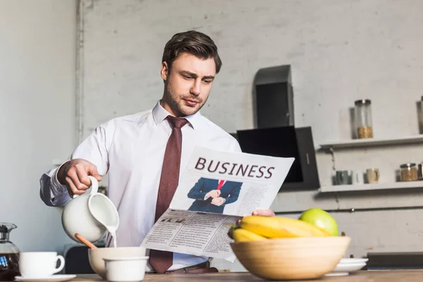 Hombre Guapo Leyendo Periódico Negocios Mientras Está Pie Junto Mesa — Foto de Stock