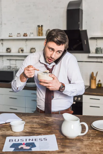 Hombre Guapo Desayunando Hablando Teléfono Inteligente Cocina Casa — Foto de Stock