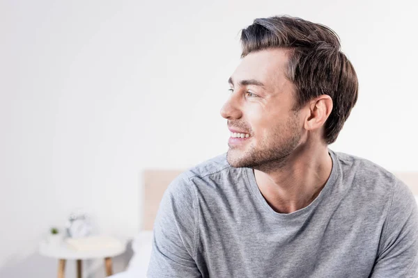 Schöner Mann Grauen Shirt Lächelt Und Schaut Hause Weg — Stockfoto